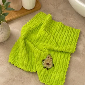 Magična krpa od mikrofibera u limeta zelenoj boji sa vezenim avokadom, na pultu u kupatilu