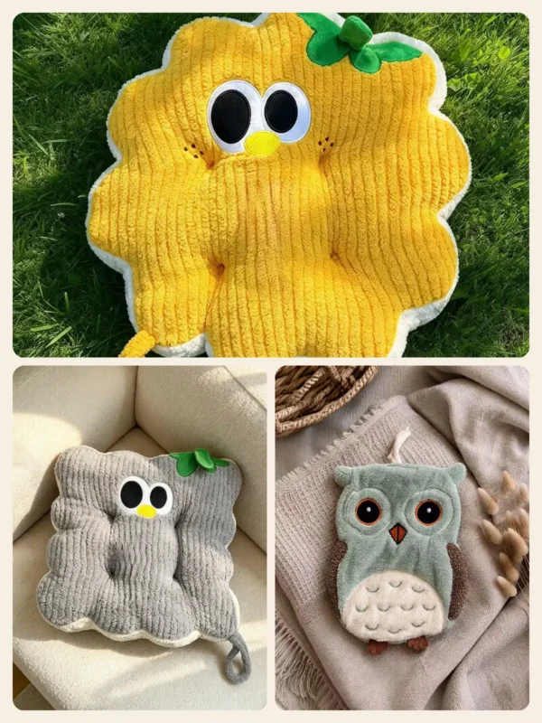 Poklon paket za dečiju sobu: žuti Cuddle Puff jastuk Kružić, sivi kockasti jastuk i dečiji peškir u obliku sove
