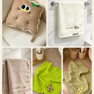 Braon kockasti Cuddle Puff jastuk, krem i bež dugi peškir sa vezenim medom i dve magične krpice sa avokadom