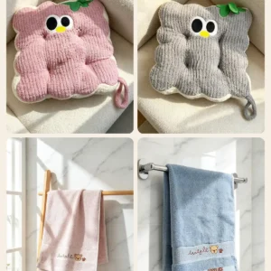 Roze i sivi kockasti Cuddle Puff jastuk i roze i plavi dugi peškir sa vezenim medom